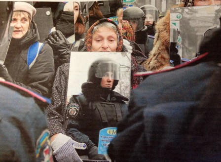 policia ucraniano ante espejo feb 14
