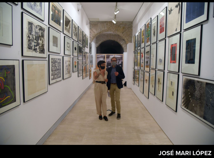 Ainara Martín, comisaría de la exposición, y Javier Balda Director Galería Altxerri. 